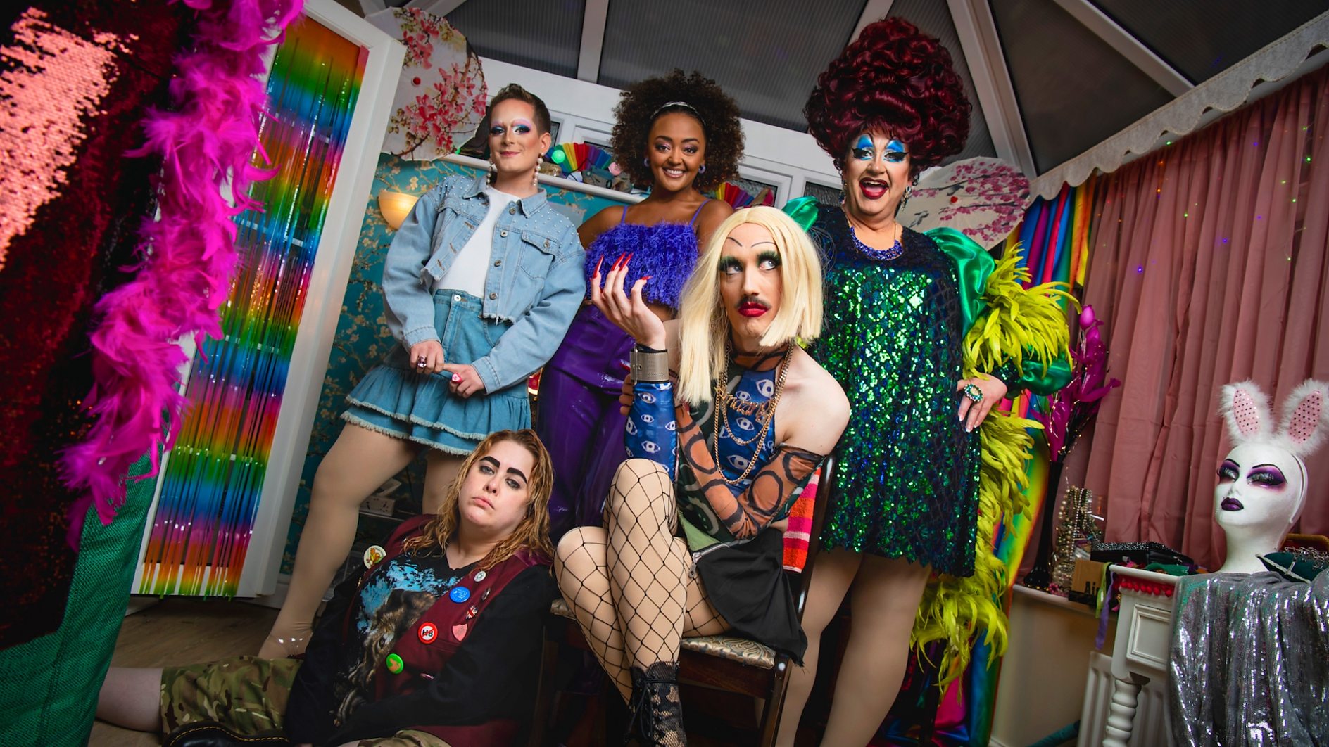 Smoggie Queens cast showing 5 cast members.